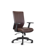 Chaise de bureau exécutive moderne, dossier moyen, entièrement en cuir, avec roulettes pivotantes silencieuses