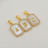 Nouveaux pendentifs breloques 26 lettres, bijoux incrustés de perles et de coquillages, alphabet A~Z, accessoires de bijoux personnalisés DIY pour initiales de nom