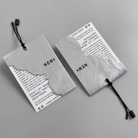 Étiquettes suspendues pour vêtements de luxe durables, en papier spécial réfléchissant laser irisé, avec logo UV pour l'image de marque des vêtements