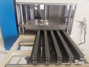 Machine de traitement des fenêtres et portes en aluminium, fraiseuse à 3 axes - Product Image 4