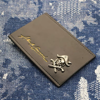 Haute qualité personnalisé 3D cuir patchs coeur fleur formes Pirate squelettes croix arme à feu Logos pour élégant chapeau décorations