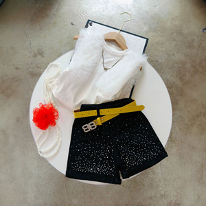 Nuova Collezione di Abbigliamento per Bambini - Set Estivo per Bambine con Canotta Senza Maniche con Paillettes e Pantaloncini - Product Image 3