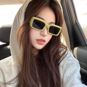 Lunettes de soleil carrées vertes avocat pour femmes, monture en PC UV400, pare-soleil de classe 2, style rétro à la mode - Product Image 1