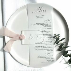 Modernos emblemas personalizados de acrílico arqueado para bodas, tarjetas de identificación grabadas con láser, cintas y letreros de reserva. - Product Image 1