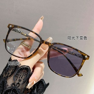 2025年人気のアンチブルーライト色変化メガネ大型フレーム卸売メガネ在庫複数色 - Product Image 1