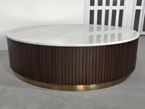 Bàn cà phê tròn tối giản hiện đại với cột Roman bằng đá cẩm thạch trắng và đế bằng đồng mang lại sự ổn định - Product Image 2