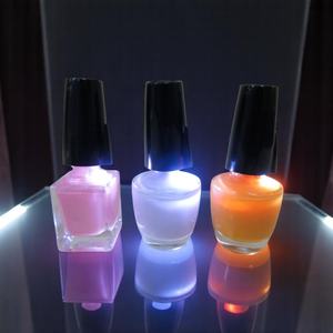 Tapa de esmalte de uñas LED de plástico y cepillo con luz - Product Image 6