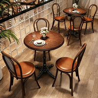 Ensemble de table de bistrot ronde vintage, plateau en bois massif avec base en fonte et chaises en rotin courbé pour café, restaurant, bistrot