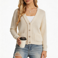 Cardigan en maille gaufrée col en V pour femme, haute qualité, blanc crème, avec garniture perlée, boutons décoratifs, poches plaquées, coupe courte et ample