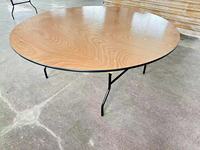 Table ronde pliable robuste en contreplaqué avec pieds en métal |   Table de banquet extérieure pour la location d'événements