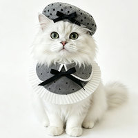 Collier-bavoir en coton gris à pois pour animaux de compagnie avec béret assorti et nœud en dentelle à volants – Vêtements pour animaux de compagnie en gros