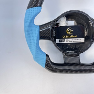 Volant personnalisé CCExcellent en cuir perforé bleu avec écran LDE et inserts en fibre de carbone - Product Image 4