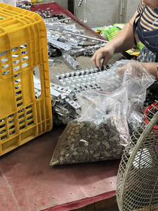 Nhiệm vụ nặng nề nhôm hồ sơ 4 bánh xe điều chỉnh trượt ẩn đôi Cửa & cửa sổ con lăn với vít - Product Image 4