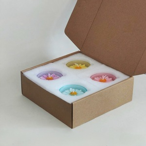 Ensemble cadeau premium de bougies en cire de soja parfumées écologiques en forme de petite marguerite colorée pour fête et mariage - Product Image 5