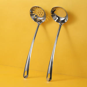 Cucharón y colador de sopa de acero inoxidable 304 con mango largo y base plana, apto para lavavajillas, para uso doméstico y comercial - Product Image 3