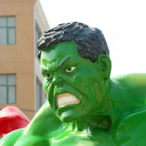 Kustom dekorasi taman luar ruangan film pahlawan super terkenal tokoh aksi pria otot serat kaca ukuran hidup patung Hulk patung Resin