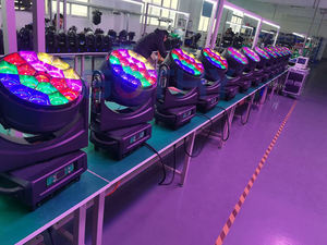 En Stock: Luz Móvil LED Beye 19x40W RGBW con Zoom, Efecto de Caleidoscopio Pixel y Haz de Luz Brillante - Product Image 5