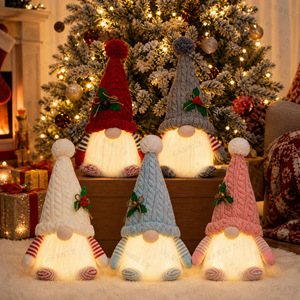 Ensemble de gnomes de Noël en peluche douce et adorable avec détails boutonnés et accents de houx, idéal pour offrir en cadeau de Noël et pour la décoration intérieure hivernale - Product Image 3