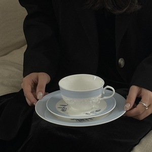 Service de table moderne en porcelaine écologique bleu lait d'été avec motif floral en relief, comprenant tasse, soucoupe et assiette occidentale, pour le thé de l'après-midi, le café et les occasions décontractées - Product Image 3