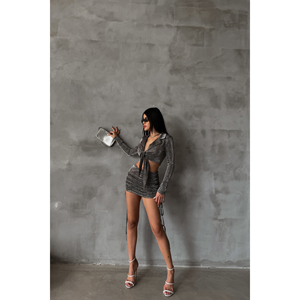 Ensemble chemisier court gris et jupe courte froncée pour femme avec tissu scintillant et détail à nouer - Product Image 2