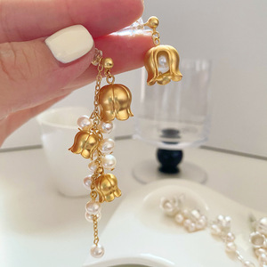 Boucles d'oreilles asymétriques en perles d'eau douce mat Lys de la Vallée pour femme, longues, haut de gamme, bijoux d'oreille - Product Image 2