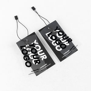 Étiquettes volantes transparentes en PVC avec logo imprimé personnalisé Étiquettes volantes de luxe pour vêtements Jeu d'étiquettes volantes en papier avec motif de ficelle pour vêtements - Product Image 1