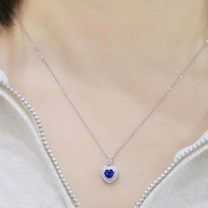 Collier élégant en or blanc 18 carats avec pendentif en saphir royal en forme de cœur et diamant naturel, tendance, luxueux et romantique, pour les occasions spéciales - Product Image 2