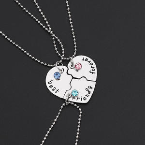 Collana Versatile con Cuore e Lettere per Donne, Accessorio Classico per Matrimoni e Feste, in Lega Placcata Argento, Personalizzabile, per l'<span class=keywords><strong>Amicizia</strong></span> - Product Image 1