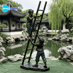 Scultura in bronzo personalizzata a grandezza naturale di ragazzi che salgono su una scala, per arte pubblica da esterno - Product Image 6