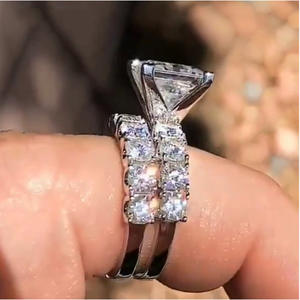 Anello con Diamante Taglio Principessa F374 in Oro Bianco, Colore D Naturale, Gioiello da Donna per Fidanzamento - Product Image 4