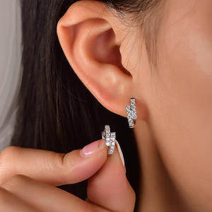 Orecchini a Cerchio E4218 in Oro Bianco con Diamanti Incastonati, Design Geometrico di Lusso, Gioielli Raffinati da Donna - Product Image 5