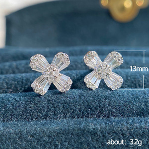 Orecchini a perno con cristalli a forma di fiore per donna, accessori moda minimalisti per l'uso quotidiano - Product Image 5
