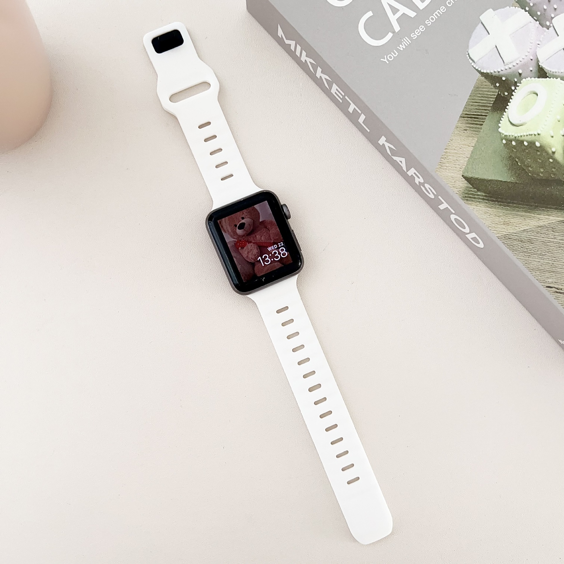 สีขาวสง่า