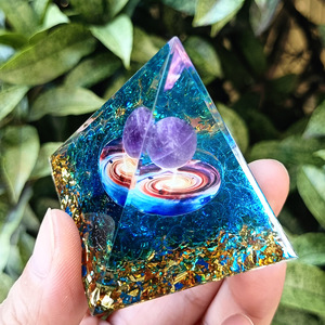 Pyramide en cristal d'améthyste avec résine époxy, ornement de bureau pour la maison, décoration Feng Shui, cadeau artisanal - Product Image 2