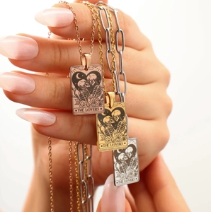 Acero inoxidable personalizado Los Amantes esqueleto tarot tarjeta collar 18K chapado en oro, plata y oro rosa-resistente al agua - Product Image 1