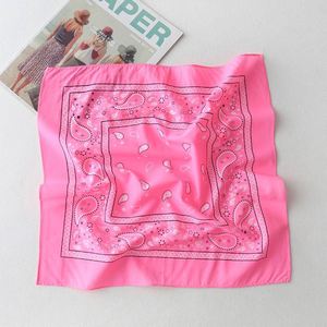 ผ้าพันคอพิมพ์ลายสำหรับผู้หญิง ลวดลายสะดุดตาและเนื้อผ้านุ่ม เหมาะสำหรับให้เป็นของขวัญหรือขายต่อในด้านแฟชั่น - Product Image 2