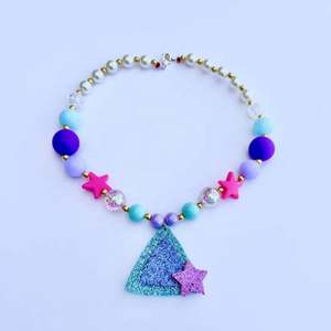 Collier pendentif triangulaire bleu pour filles Perles colorées Bijoux pour filles Collier de perles de princesse de fête - Product Image 4