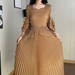 Abito floreale fatto a mano Miyake un abito da <span class=keywords><strong>donna</strong></span> Plus-size alla moda in tinta unita con pieghe ad alto elastico - Product Image 1