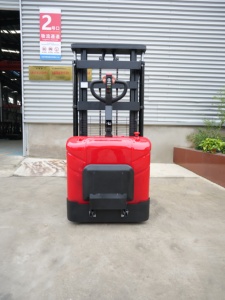 รถยกไฟฟ้าแบบยืนขับ รับน้ำหนัก 1500 กก. มอเตอร์ดีซี ใช้งานภายในอาคาร ความยาวงา 1200 มม. - Product Image 3