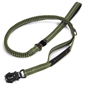 Laisse pour chien à ressort avec boucle à dégagement rapide - Laisse d'entraînement élastique réglable, mousqueton pour la course en extérieur, la marche, l'utilisation tactique - Product Image 1