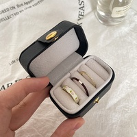 Mini boîte de rangement en cuir PU personnalisée de luxe étui de voyage portable pour anneau et boucles d'oreilles petit organisateur de bijoux en forme de rectangle
