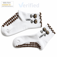 Ventes directes usine, conception personnalisée gratuite, chaussettes de Pilates pour femmes de haute qualité, avec logo personnalisé, chaussettes de yoga et Pilates à motif uni, coupe mi-mollet, avec revers à volants et grip, collection Printemps