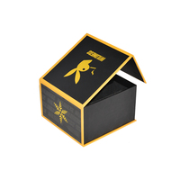 Boîte cadeau rigide pliable en carton noir avec logo personnalisé, laminage mat, fermeture magnétique et insert en mousse
