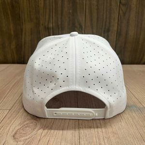 Casquette de golf et de baseball noire imperméable à 5 panneaux, perforée avec logo en silicone personnalisé découpé au laser, 100 % polyester, ajustable - Product Image 4
