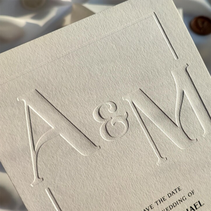 Invito Matrimoniale Minimalista con Iniziali in Rilievo, 'Save the Date', su Carta di Cotone Bianca o Avorio 250-600gsm, Inviti Eleganti - Product Image 2