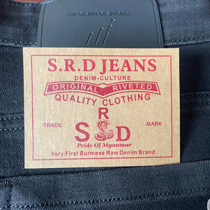 Étiquette en papier kraft brun imprimée <span class=keywords><strong>personnalisée</strong></span> à faible MOQ, recyclable, avec logo et nom, gaufrée, à coudre, pour jeans - Product Image 4