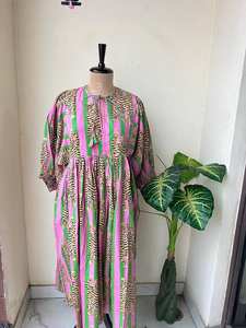 Robe midi bohème à imprimé tigre 100% coton, impression numérique écologique, col profond avec fermeture à cordon - Product Image 2