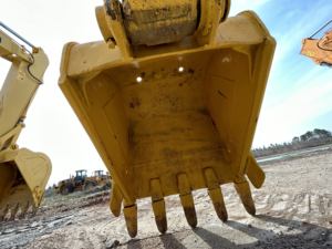 Pompe hydraulique Komatsu - Cylindre - Performances stables, faible consommation de carburant, poids opérationnel de 14,9 tonnes, capacité de la benne de 0,51 m³ - Product Image 2