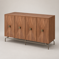Buffet à quatre portes WYRAX en bois grainé avec poignées carrées en laiton et base métallique surélevée pour le rangement dans les salles à manger d'hôtel
