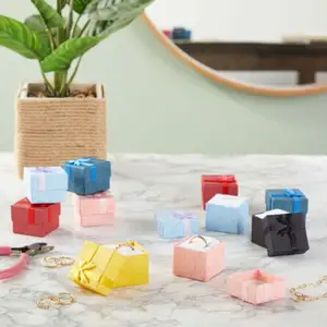 2024 özelleştirilebilir Mini halka hediye kutuları çoklu renkler sert kağıt folyo özellikler kabartma mat laminasyon 2mm kalınlığı
